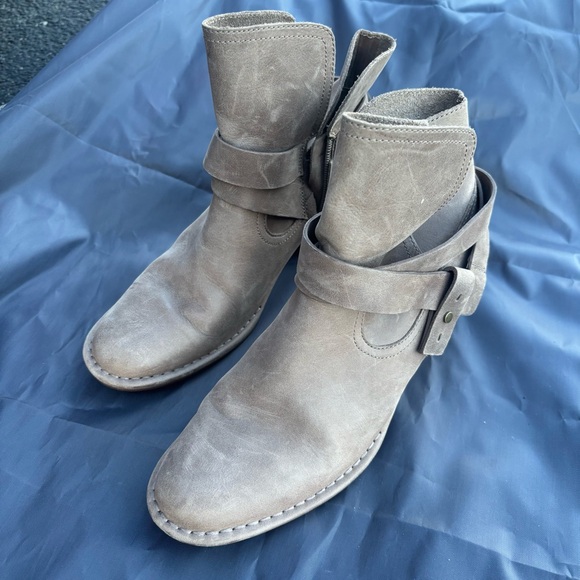 UGG Women's Elora Winter Boot, Sahara - Picture 1 of 5